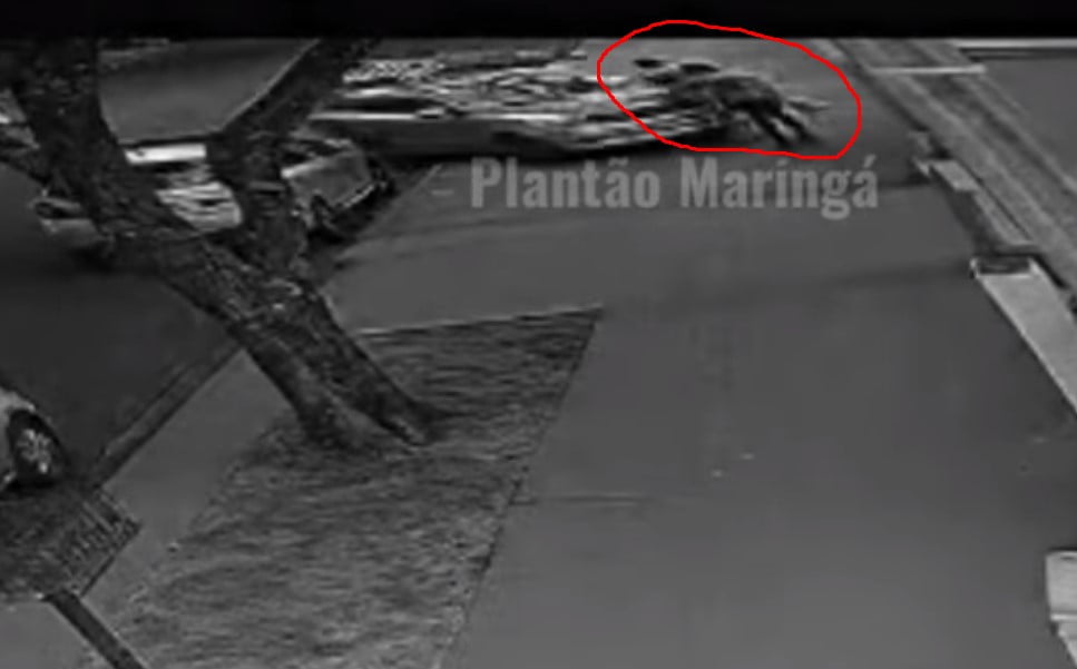 Vídeos mostram carro desgovernado atropelando mulheres em calçada 2