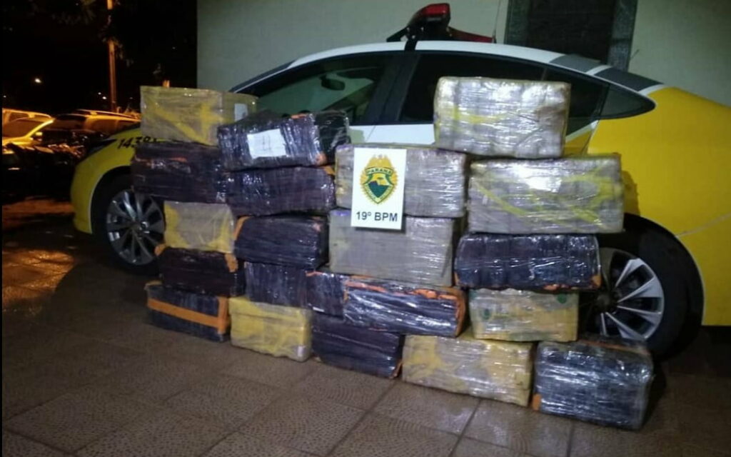 Adolescente é flagrado pela PM transportando mais de 300 quilos de maconha 2