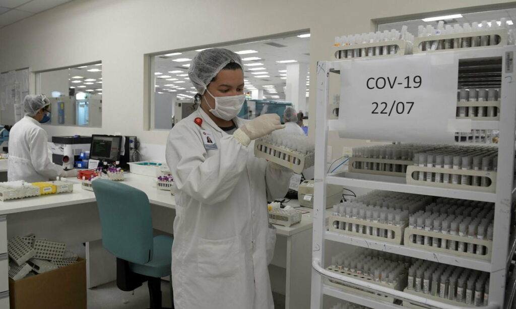 PANDEMIA: Covid-19  número de mortes cai 8% e média de casos cresce 5% 4