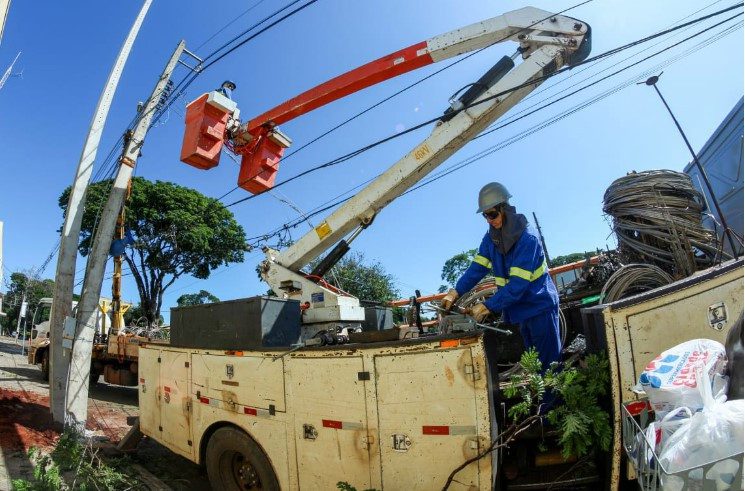 21h23: Maringá tem energia elétrica completamente restabelecida
                
                    Às 21h23 desta quarta-feira (27) a Copel finalizou o último trabalho de recomposição da rede de energia elétrica de Maringá, destruída pelo vendaval do final de semana. O trabalho durou cinco dias, ininterruptamente.