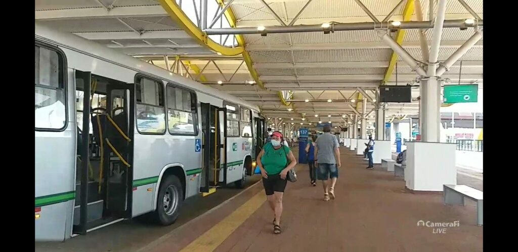 5º dia de greve: Usuários da TCCC aguardam até 40 minutos no Terminal Said Ferreira. Somente parte da frota circula nesta sexta. Metroplitano continua parado O FATO MARINGÁ conversou como motoristas na ativa e com usuários do transporte coletivo urbano que se lamentaram da demora. Em média, a espera tem sido de 30 a 40 minutos nesta sexta, 12.