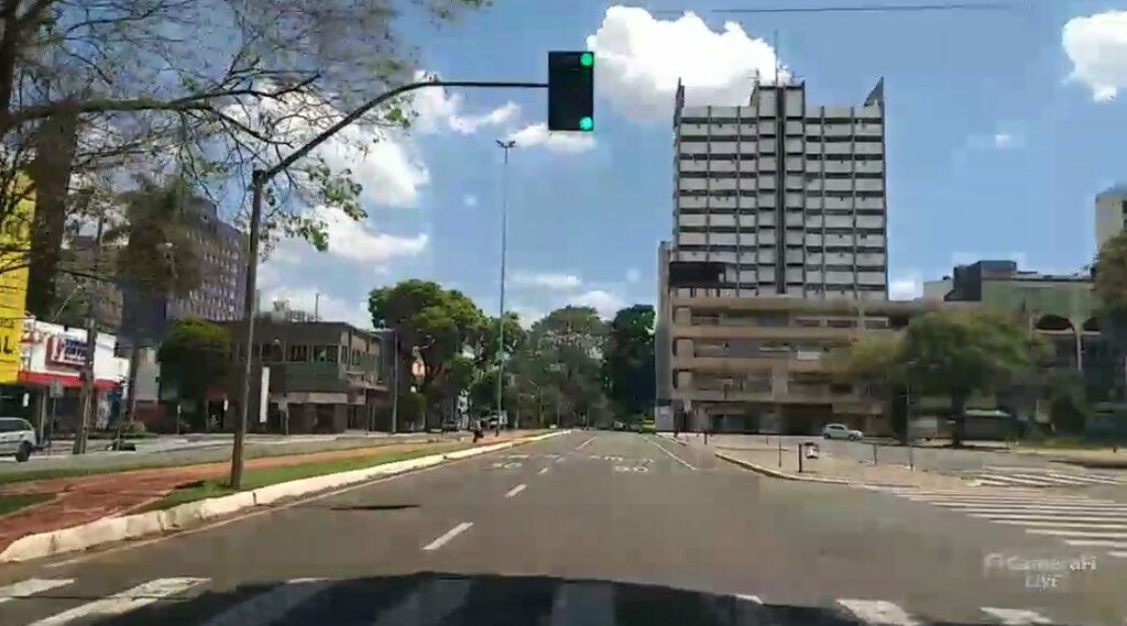 A Pandemia entre decretos e liminares
                
                    Veja as imagens do centro de Maringá neste sábado, 13º dia de comércio fechado em Maringá e UTIS lotadas