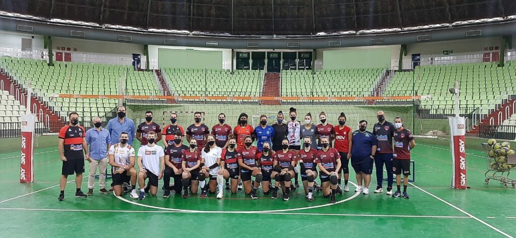 AMAVÔLEI Maringá apresenta elenco para a Superliga Nacional que começa em outubro 
                
                    "É um sonho que está se concretizando e eu tenho a honra de ser padrinho desse time que já ganhou os títulos das Ligas C e D do Brasil", disse o vereador Mário Verri durante a apresentação do elenco.