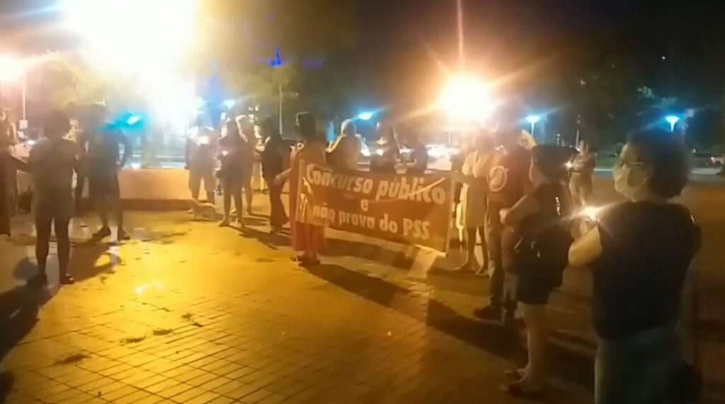 AO VIVO: APP Sindicato de Maringá realiza ato de solidariedade a professores e servidores em greve de fome há +D 90 horas em frente ao Palácio do Iguaçú
                
                    Professores pedem revogação edital 47 sobre o processo de seleção dos PSSs