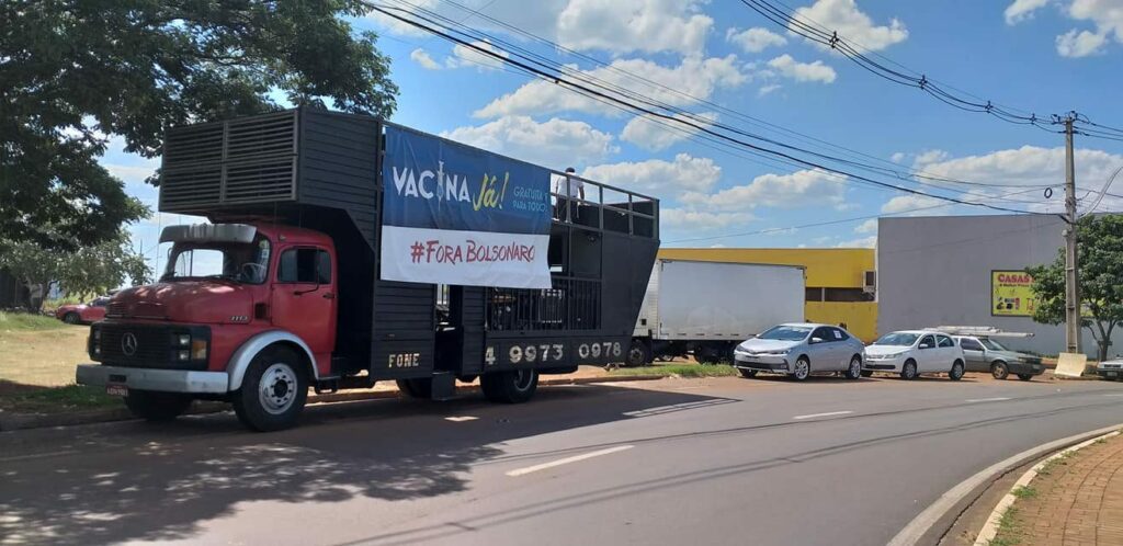 AO VIVO: Em Maringá, carreata pede vacina para todos e renúncia de Bolsonaro 
                
                    "Nossa luta é para que tenhamos vacinação de verdade", diz o professor universitário Edmilson Aparecido da Silva