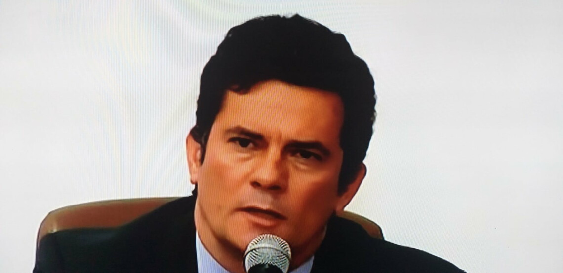 AO VIVO: Moro se demite: "Ficou clara a interferência política"
                
                    "Valeixo não sairia voluntariamente da PF", diz ex-ministro que denuncia interferências de Bolsonaro