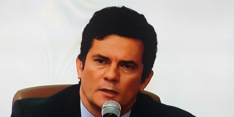 AO VIVO: Moro se demite: "Ficou clara a interferência política"
                
                    "Valeixo não sairia voluntariamente da PF", diz ex-ministro que denuncia interferências de Bolsonaro