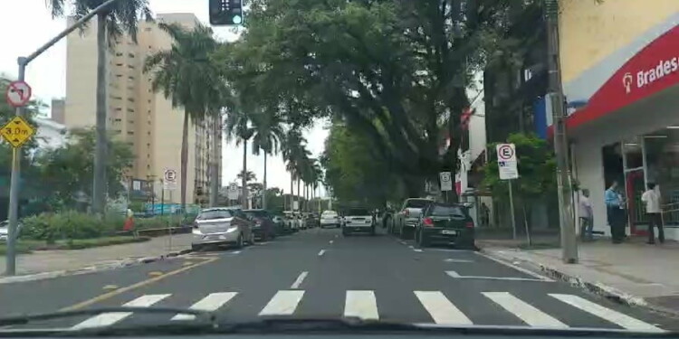 AO VIVO: Pouco movimento de carros e pessoas em Maringá na manhã desta segunda, 6. Veja as imagens e relembre as últimas alterações no decreto de isolamento social para enfrentamento do Covid-19