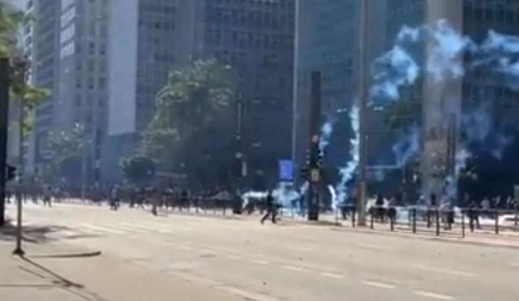 AO VIVO: Protesto na Avenida Paulista coloca frente à frente Torcidas Antifascistas e Bolsonaristas