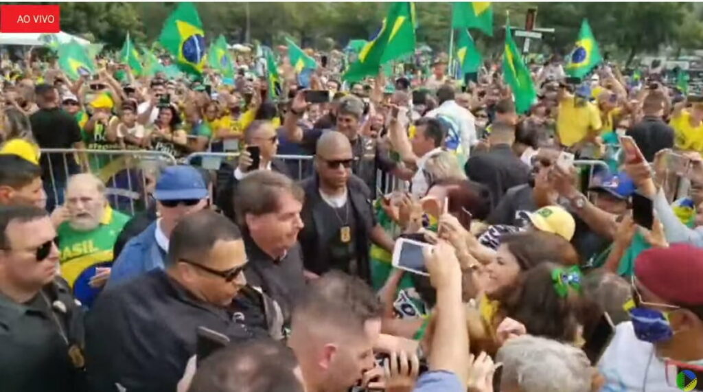 AO VIVO: Sem máscara, Bolsonaro participa de desfile de motoqueiros no Rio de Janeiro na manhã deste domingo, 23