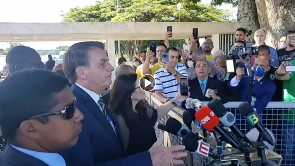 AO VIVO: "Supremo decidiu que sobre o Coronavírus quem comanda são os governadores; que cobrem deles," diz Bolsonaro