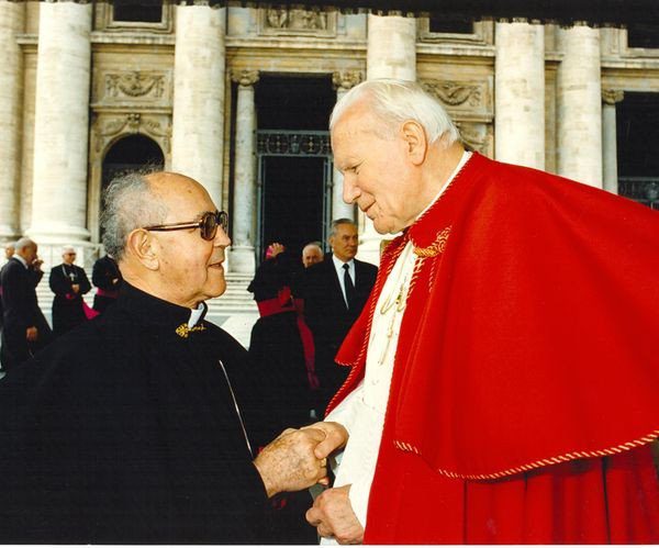 Arquidiocese de Maringá em sua homenagem nas Redes Sociais  ao Papa João Paulo II
                
                    22 de outubro dia do Santo Papa João Paulo II