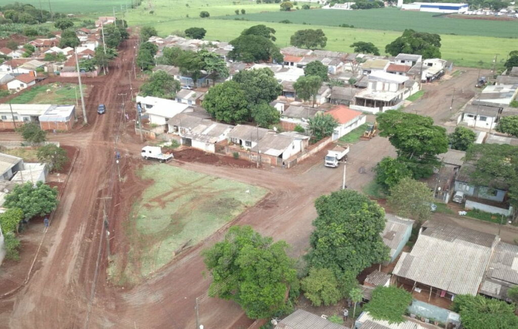 Assinada ordem de serviço para início do asfaltamento no Conjunto Residencial Triângulo de Sarandi  
                
                    Em seu discurso no local, o Prefeito Walter Volpato destaca "essa é a quinta obra importante em andamento na Zona Sul de Sarandi".