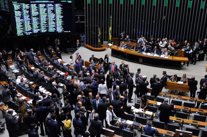 BRASÍLIA: Eleição da nova Mesa Diretora da Câmara será presencial e no dia 1º de fevereiro  
                
                    Maia disse que está prevista a circulação de 3 mil pessoas em ambiente com pouca circulação de ar, por isso defendeu a votação remota para o grupo de risco .