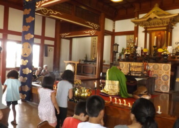 BUDISMO: Hoje o Templo Budista Jodoshi Nippakuji de Maringá abre as portas a comunidade para a celebração  de Butsumyo-e 
                
                    A cerimônia começa as 15 com a participação de Elton Tada no Dharma Talk,conversa sobre Budismo.