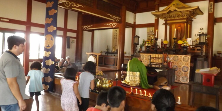 BUDISMO: Hoje o Templo Budista Jodoshi Nippakuji de Maringá abre as portas a comunidade para a celebração  de Butsumyo-e 
                
                    A cerimônia começa as 15 com a participação de Elton Tada no Dharma Talk,conversa sobre Budismo.