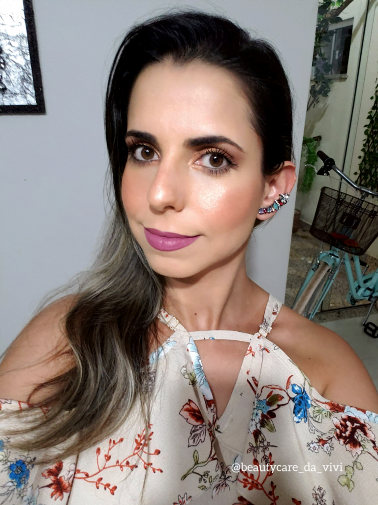 Beauty Care da Vivi: Make bronzer nunca sai de moda
                
                    Viviane Farias é jornalista e Beauty Instagram Influencer. Para entrar em contato comigo, siga a minha página no Instagram @beautycare_da_vivi.