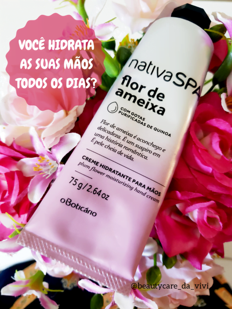 Beauty Care da Vivi: Proteja e hidrate as suas mãos!
                
                    As mãos denunciam a idade que temos, que já começam a dar sinais de envelhecimento por volta dos 20 anos. Aí você pensa: “sou muito jovem ainda, não preciso hidratar as mãos ou usar protetor solar”. Triste engano, pois quando você estiver passando a barreira dos 30 anos, esses sinais já estarão aparentes e aprofundarão mais, com o decorrer dos anos.  Eu sempre hidrato minhas mãos. Eu acho um item indispensável para se levar na bolsa ou manter na gaveta da sua mesa de trabalho.