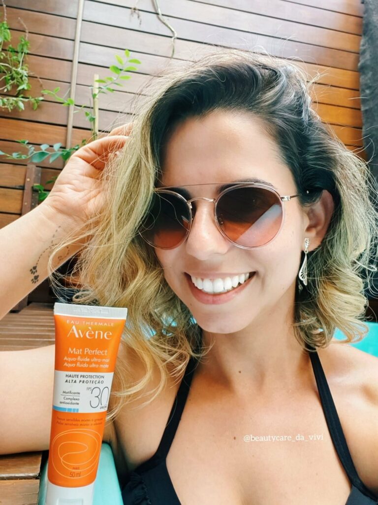 Beauty Care da Vivi: Protetor solar sequinho e com antioxidantes
                
                    A resistência à água está aprovada, pois o uso na piscina, e não derrete com o suor, visto que o passo quando vou à academia. E olha que suo bastante! Outro ponto positivo é que não arde os olhos. Pode ser usado antes da make também e não esfarela.