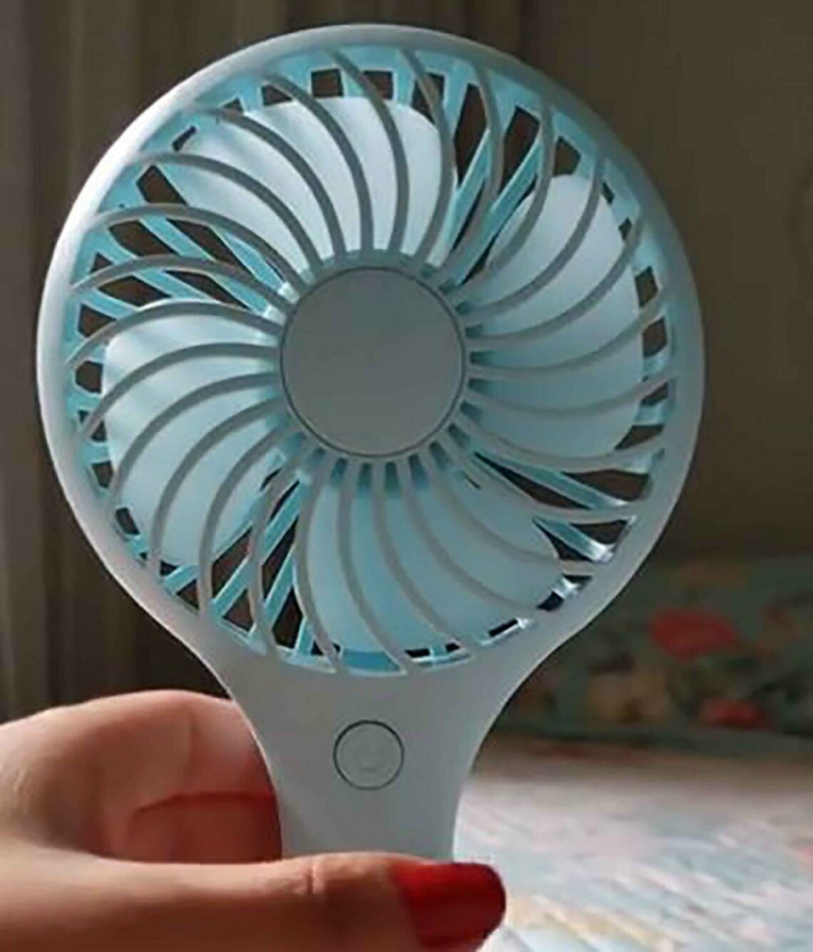 Beauty Care da Vivi: Um ventilador para chamar de meu
                
                    Nessas horas, você pode usar um leque para secar o produto na pele ou um ventiladorzinho