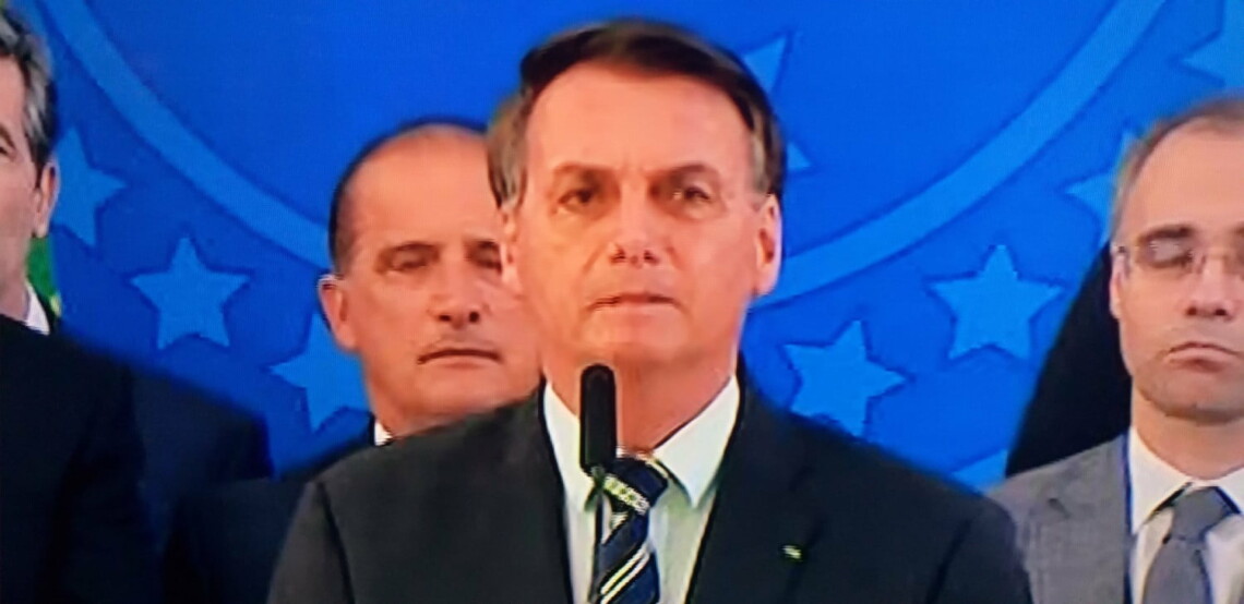 Bolsonaro ataca Moro: "Me disse que eu poderia trocar o diretor da PF Valeixo em novembro, após sua nomeação para o STF".
                
                    Veja o vídeo