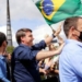 Bolsonaro cumprimenta apoiadores em ato neste domingo em Brasília 
                
                    Presidente estava acompanhado do ministro do GSI, Augusto Heleno