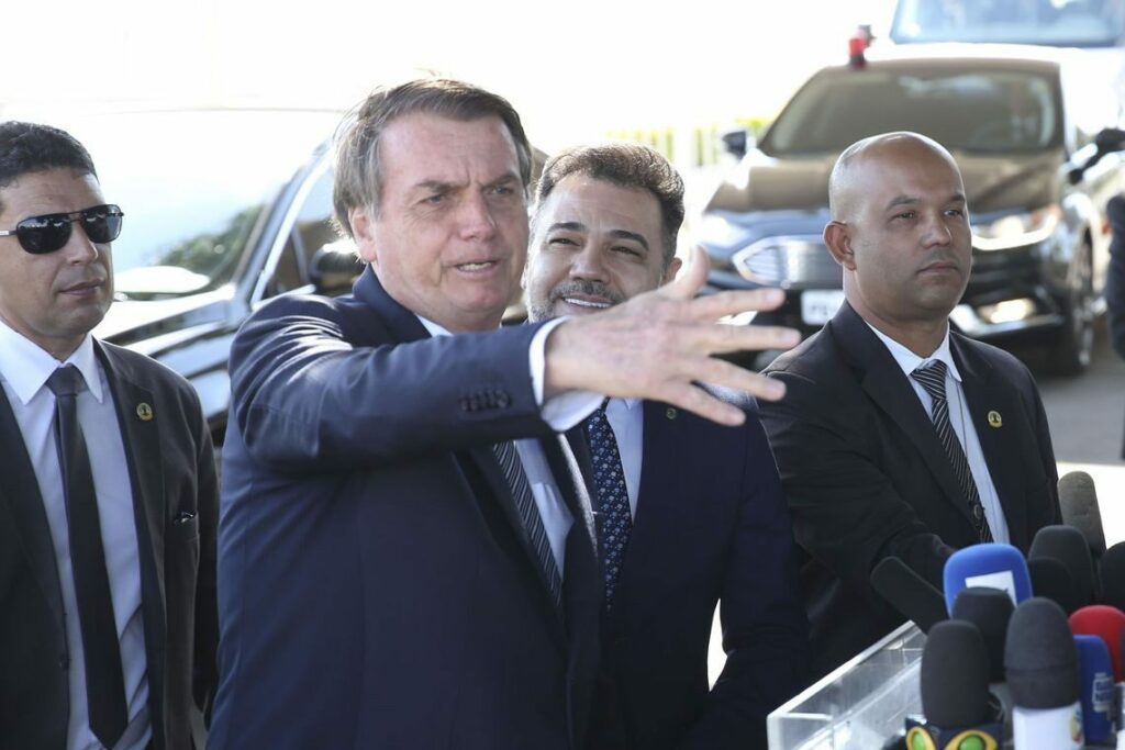 Bolsonaro diz que lei de abuso de autoridade terá quase 20 vetos
                
                    Decisão deve ser anunciada até quinta-feira