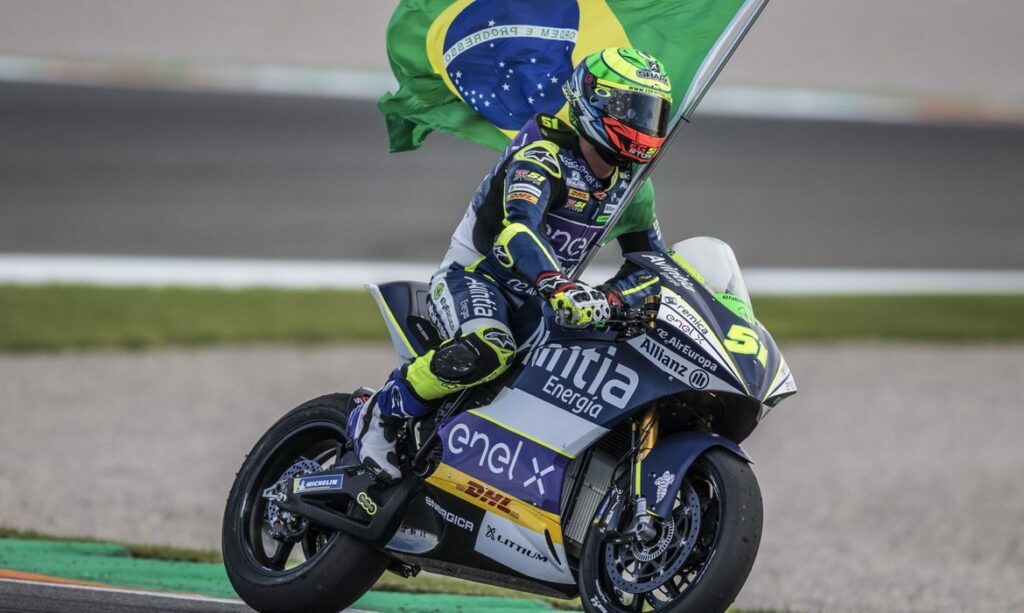 Brasileiro estreia com vitória na temporada 2020 do Mundial de MotoE
                
                    Eric Granado chega à terceira vitória na categoria de motos elétricas