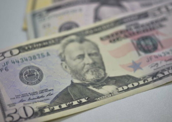 CAINDO PARA CIMA: Cotação do dólar vira e cai para R$ 5,82, depois de encostar em R$ 6