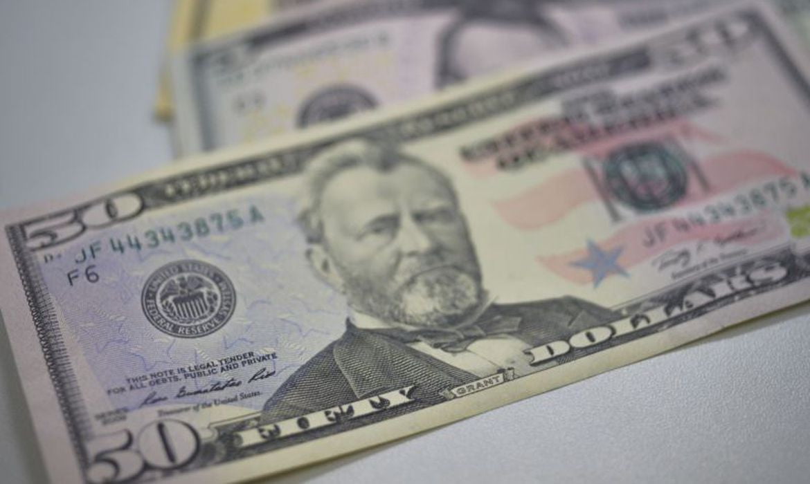 CAINDO PARA CIMA: Cotação do dólar vira e cai para R$ 5,82, depois de encostar em R$ 6