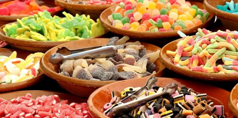 COSME E DAMIÃO - Entenda de onde vem a tradição de dar doces 2