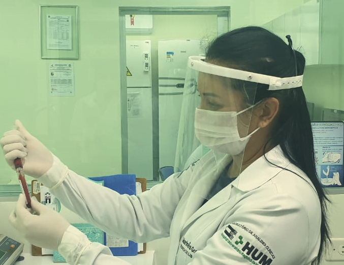 COVID-19: HU de Maringá faz testagem em profissionais da unidade
                
                    Medida reforça ações em promover um ambiente seguro para os servidores que estão na linha de frente ao enfrentamento à pandemia