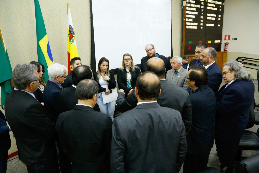 Câmara Municipal de Maringá aprova projeto que garante programa de bolsas de estudos para estudantes carentes