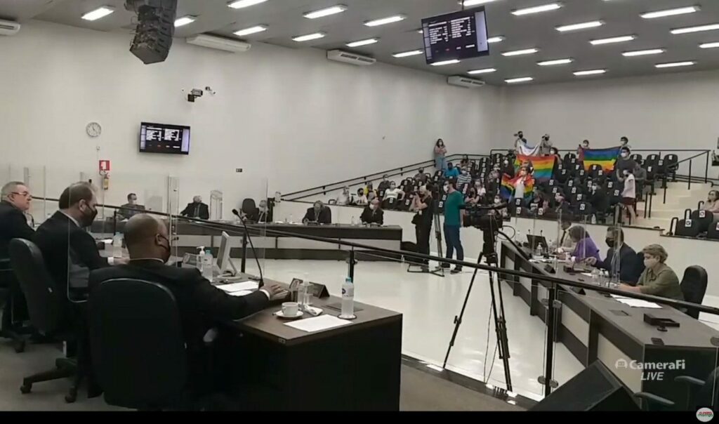 Câmara aprova em 1ª votação a criação do Conselho Municipal LGBTIA+
                
                    Projeto foi apresentado pelo Poder Executivo. A proposta da administração Ulisses Maia tem objetivo de respeitar a dignidade humana. Os seres humanos com todas suas diferenças precisam ter voz, e em Maringá não poderia ser diferente, disse o Chefe de Gabinete de Ulisses, Domingos Trevizan.