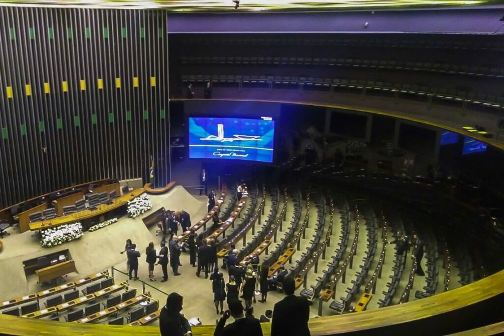 Câmara deve iniciar nesta terça votação da reforma da Previdência
                
                    Votação em segundo turno precisa de 308 votos para seguir ao Senado