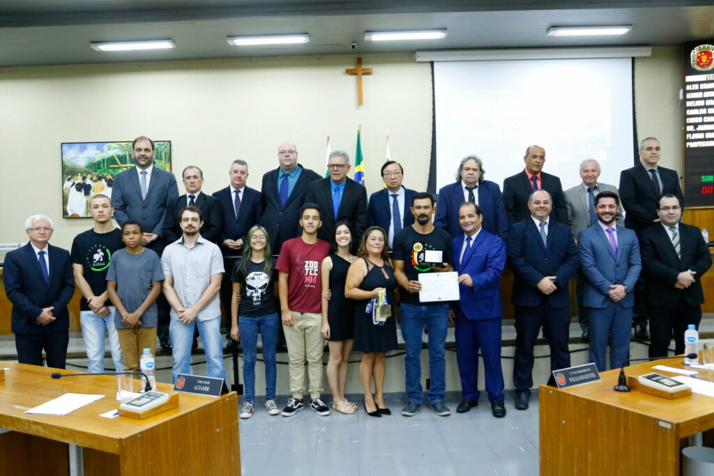 Câmara homenageia atleta de Jiu-jitsu com Brasão do Município de Maringá