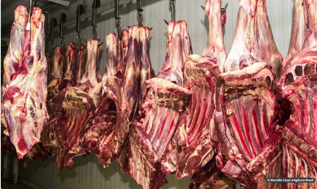 China retoma importação de carne brasileira