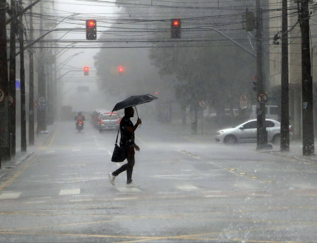 Chuvas de janeiro no Paraná ultrapassam média histórica
                
                    O Simepar apontou que a precipitação acumulada em oito pontos diferentes do Estado foi de 2.748,6 milímetros (mm). O índice é 151% superior ao mesmo período do ano passado – em janeiro de 2020 foram 1.094,2 mm.