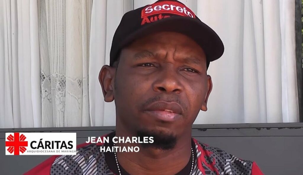 Cidadãos Maringaenses de origem Haitiana falam sobre discriminação, xenofobia e acolhida no território. Vídeo é parte da 35ª Semana Nacional do Migrante 
                
                    Atividades prosseguem até o próximo domingo, 21. No programa, vídeos explicativos com temas que vão orientações sobre como fazer documentos, como uma empresa pode contratar um migrante até o endereçamento à escola de língua portuguesa