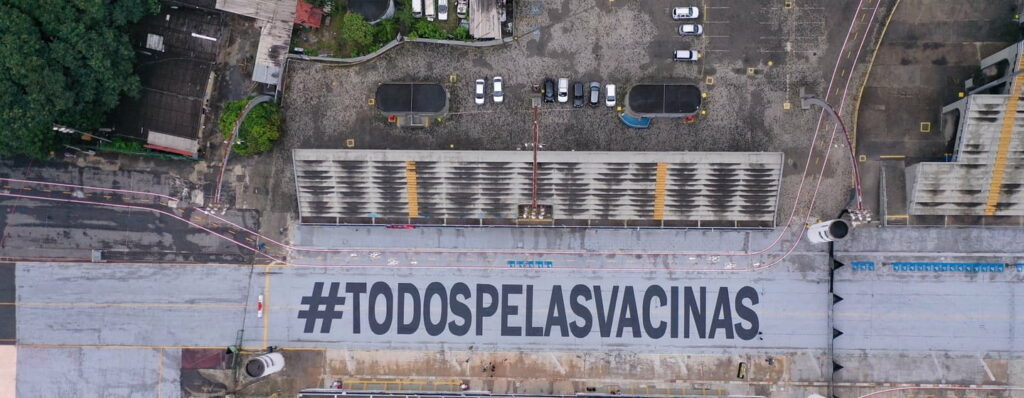 Covid-19: Mensagem gigante Todos Pelas Vacinas atravessa sambódromo de São Paulo