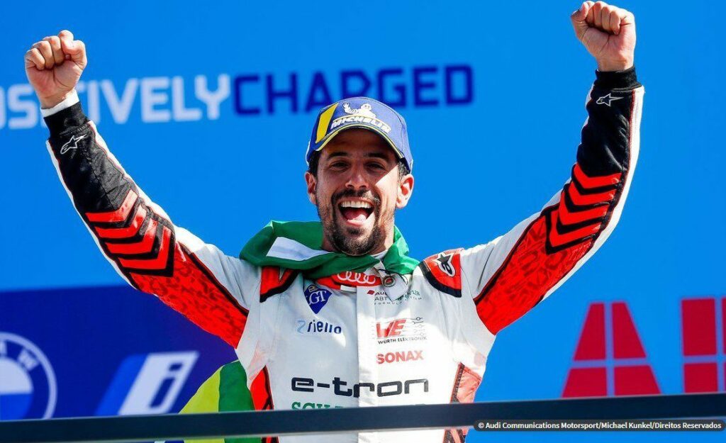 Di Grassi ganha em Berlim e ainda pode ser campeão da Fórmula E neste domingo
                
                    “Agora nós vamos para a cartada final, amanhã, na última corrida do ano, com chances de terminar entre os primeiros. Nosso carro está bom, então a equipe se mantém confiante”, disse o brasileiro.