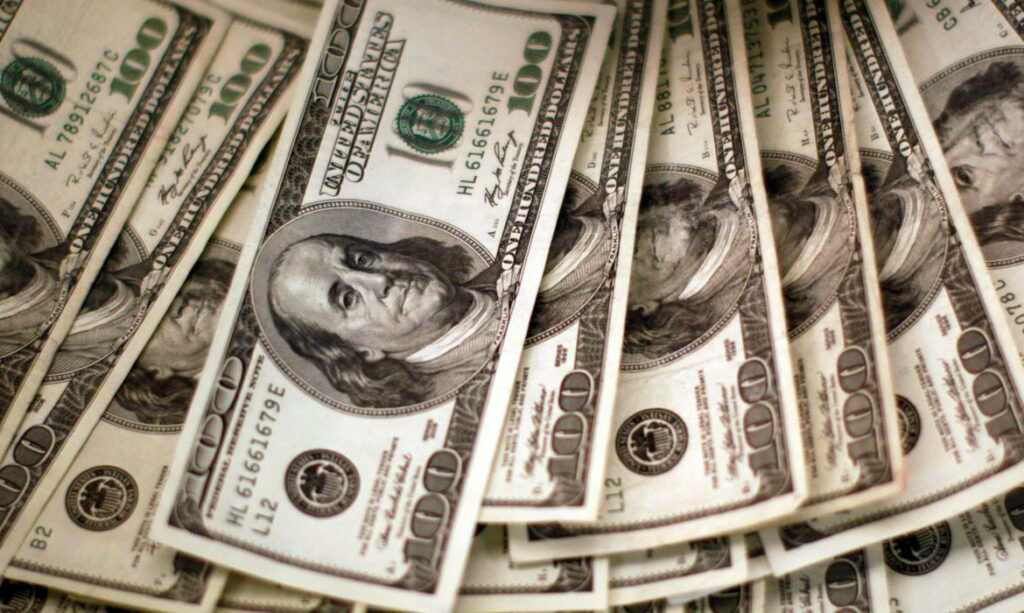 Dólar fecha a R$ 4,97, mas tem maior queda trimestral em 12 anos 2