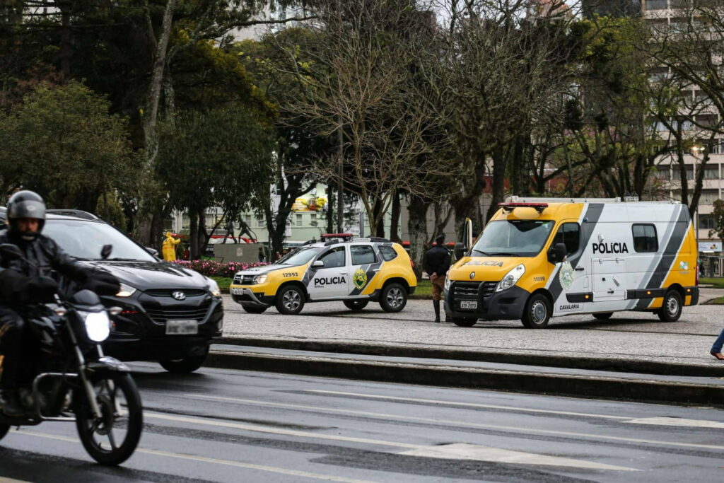 ELEIÇÕES MUNICIPAIS: O Paraná terá esquema especial de segurança
                
                    O trabalho é totalmente integrado entre as forças de segurança e o TRE. Estarão atuando mais de 10 mil policiais militares e civis, com suporte de viaturas, motos e aeronaves. Trabalho abrange a distribuição e acompanhamento das urnas eletrônicas, policiamento nos 4.800 locais de votação e 21.885 seções eleitorais.