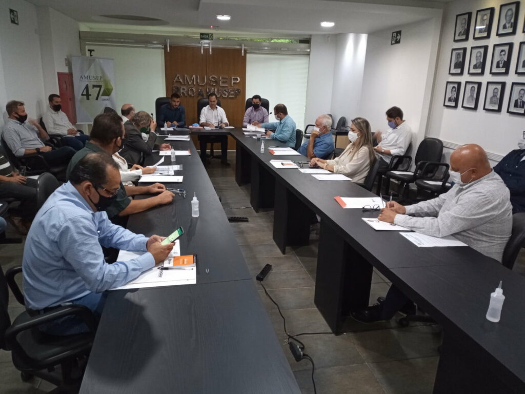 EMERGÊNCIA: Prefeitos da Amusep participam de reunião para conter avanço ds Covid
                
                    O encontro, por meio de videoconferência, vai começar às 8h30.