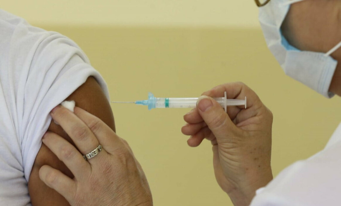 Em dois anos de pandemia, ONU alerta para entrega “escandalosamente desigual” de vacinas