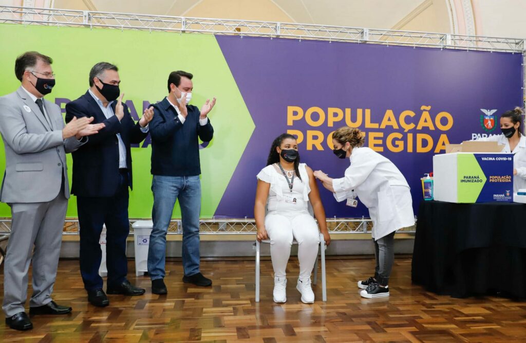 Enfermeira do Hospital do Trabalhador é a primeira a ser vacinada no Paraná
                
                    Junto com outros sete colegas, que desde o início da pandemia atuam na linha de frente do Complexo Hospitalar do Trabalhador, às 21h48 desta segunda-feira (18), a enfermeira parnanguara recebeu a primeira dose do imunizante.