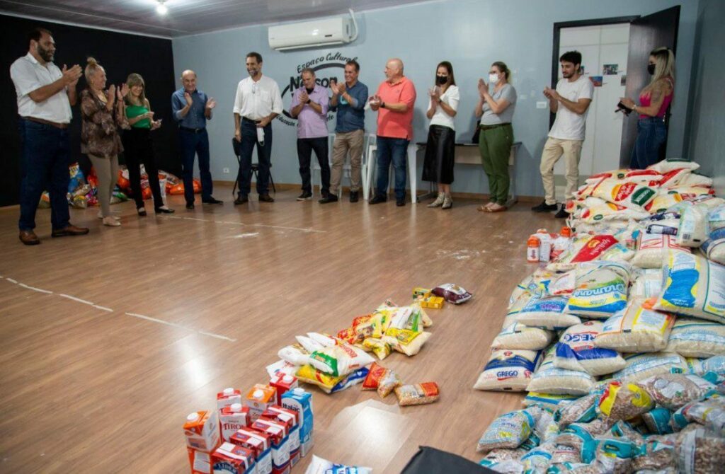 Enio Verri doa duas toneladas de alimentos arrecadadas em drive thru solidário
                
                    Repasse feito ao Provopar de Maringá é da arrecadação realizada no aniversário do deputado federal. Para a secretaria do Bem-Estar Animal, foram doados 300 kg de ração