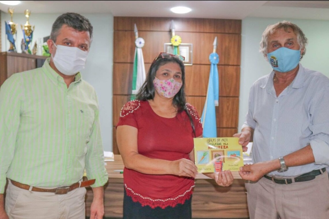 Escritora de Sarandi doa livros infantis sobre hortas comunitárias para o município