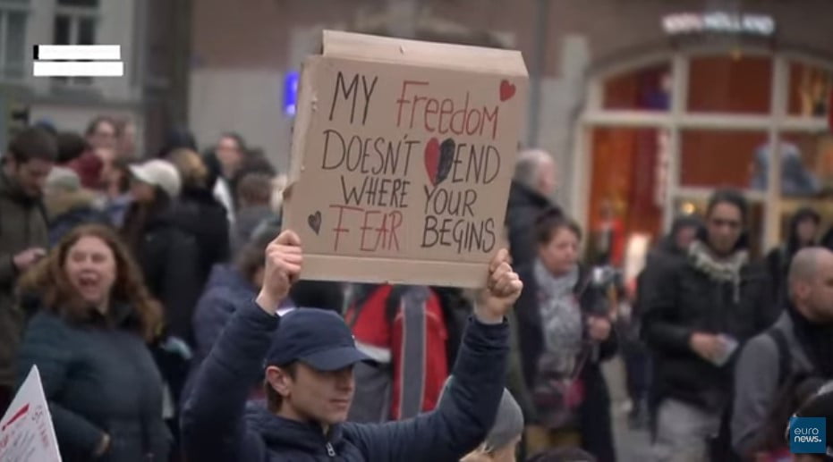 Europeus nas ruas contras as novas medidas anti Covid-19