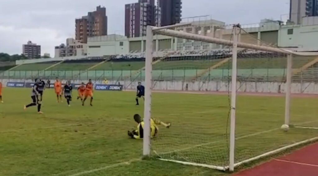 FUTEBOL: Aruko vence por 2 a 0 no primeiro jogo oficial da história do novo time maringaense
                
                    Em partida válida pela terceira divisão do Paranaense, a vítima foi o Laranja Mecânica de Arapongas